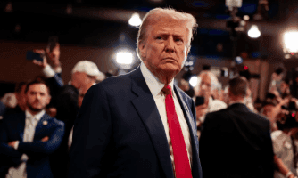 Tổng thống Donald Trump với vẻ mặt nghiêm nghị, tượng trưng cho cuộc chiến pháp lý về thuế quan bị tòa án bác bỏ.