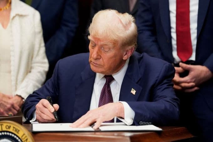 Tổng thống Mỹ Donald Trump ký sắc lệnh thuế mới tại Nhà Trắng