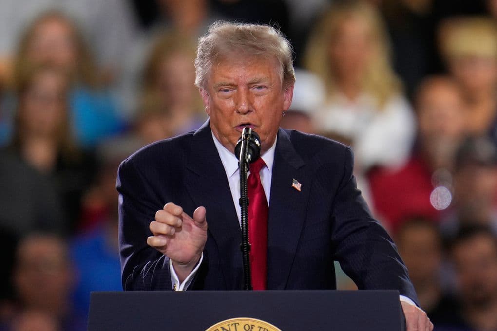 Tổng thống Mỹ Donald Trump phát biểu, tượng trưng cho các cường quốc đang đối mặt với thách thức cạn kiệt kho tên lửa.
