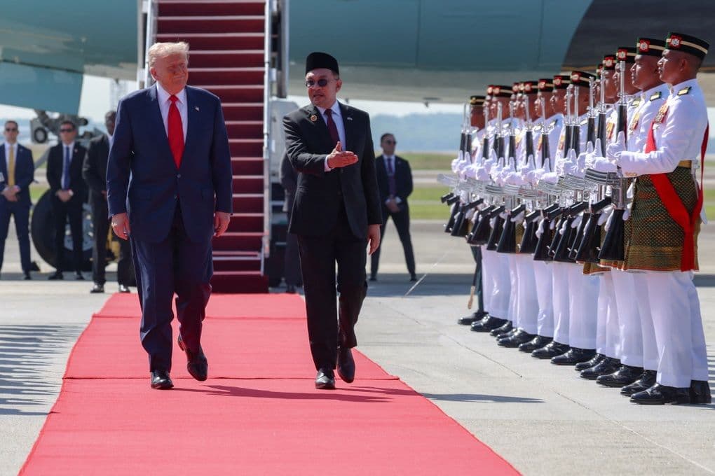 Tổng thống Mỹ trên thảm đỏ tại Malaysia, thể hiện sự tương tác giữa các cường quốc và khu vực.