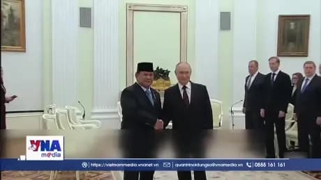Tổng thống Putin bắt tay quan chức Indonesia, minh họa sự dịch chuyển chiến lược và hợp tác dầu khí của Nga với các đối tác mới.