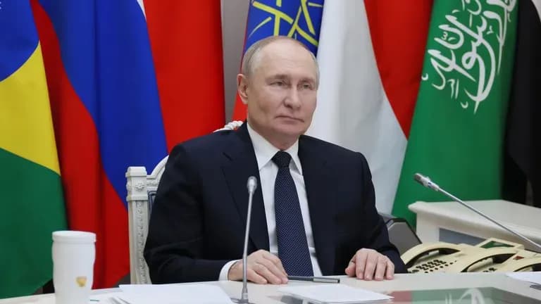 Tổng thống Putin tại hội nghị BRICS với cờ các nước thành viên, biểu tượng cho sự hợp tác và kiến tạo trật tự toàn cầu mới.