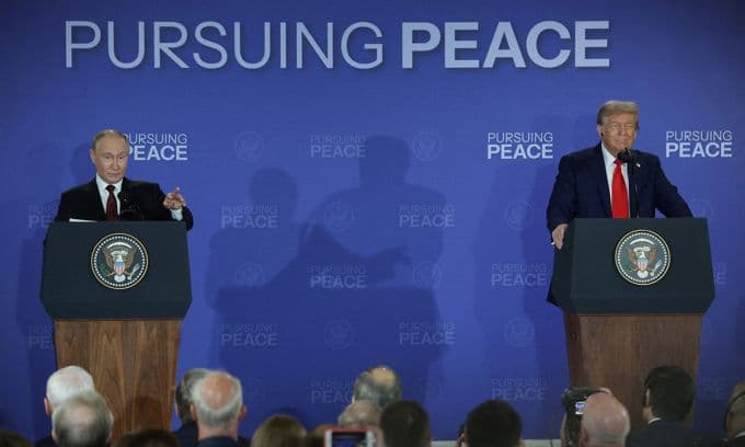 Tổng thống Putin và Tổng thống Trump phát biểu tại các bục trong cuộc họp báo chung ở Alaska.