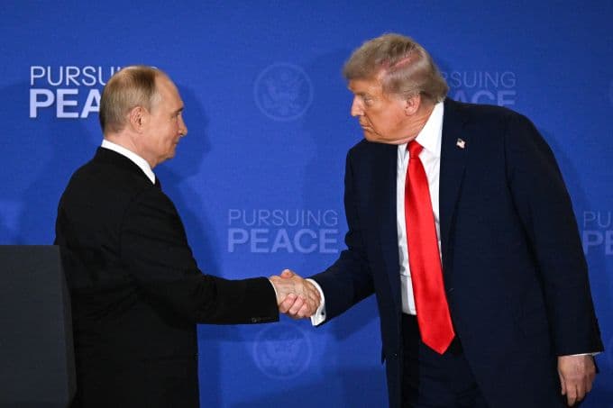 Tổng thống Trump và Tổng thống Putin bắt tay tại cuộc họp báo sau hội nghị thượng đỉnh ở Alaska.