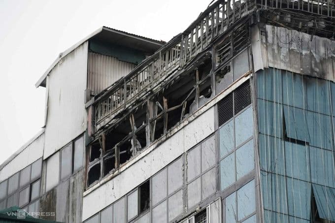 Tầng tum của ngôi nhà số 569 Giải Phóng bị cháy đen và hư hại nặng nề sau hỏa hoạn