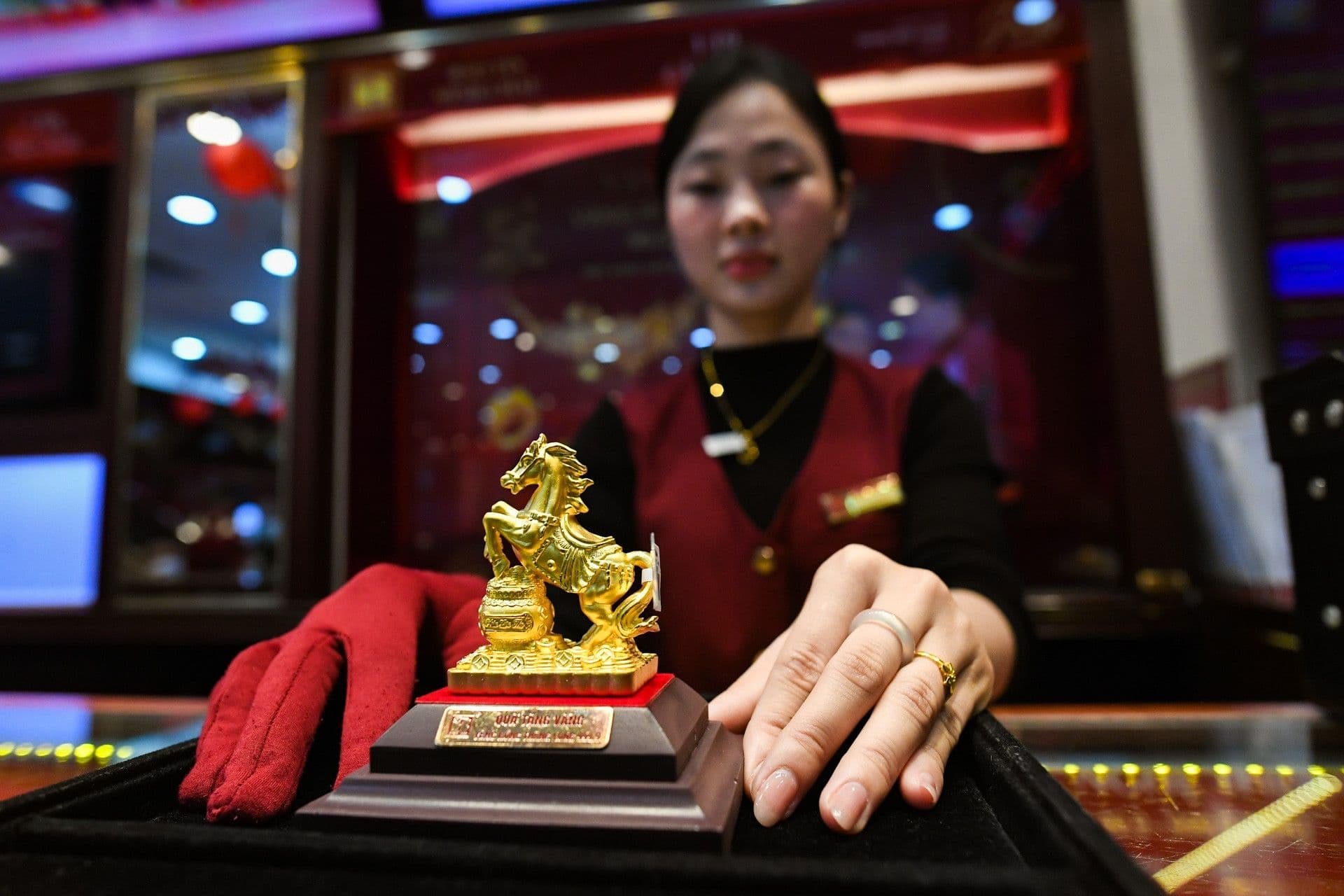 Tượng vàng hình ngựa, biểu tượng của sự may mắn và tài lộc, thể hiện niềm tin vào vàng của người Việt.