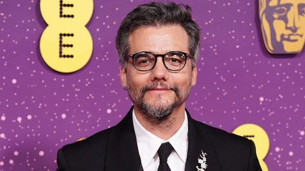 Tượng vàng Oscar, biểu tượng của vinh quang và sự bền bỉ trong điện ảnh.