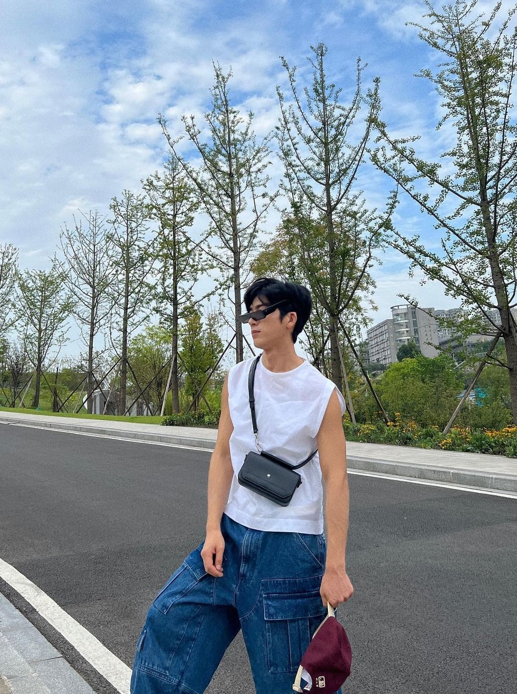 Tỉnh Bách Nhiên với phong cách Y2K năng động, áo tank top và quần cargo jeans