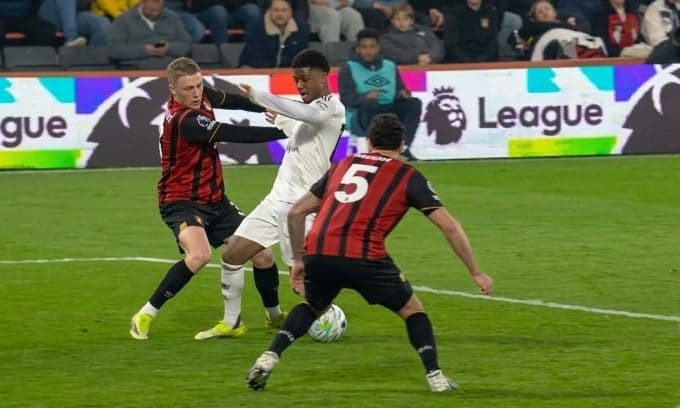 Tình huống Amad Diallo bị đẩy ngã trong cấm địa nhưng không được hưởng phạt đền, minh họa cho tranh cãi về trọng tài và VAR trong trận đấu Ngoại hạng Anh.