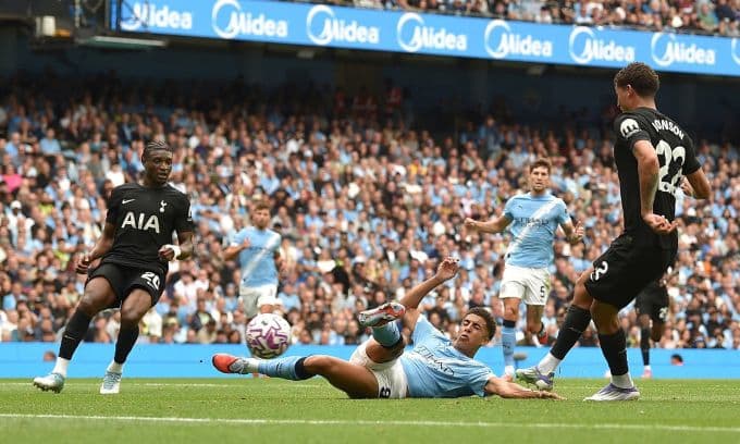 Tình huống Brennan Johnson của Tottenham ghi bàn mở tỷ số vào lưới Man City, khởi đầu cú sốc lớn ở vòng 2 Premier League.