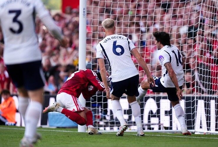 Tình huống lộn xộn trước khung thành trong trận đấu giữa Nottingham Forest và Tottenham.