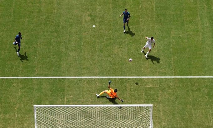 Tình huống tiền đạo Gonzalo Garcia (áo trắng) mở tỷ số cho Real. Ảnh: Reuters