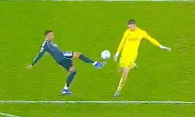 Tình huống tranh chấp bóng giữa tiền đạo Mbappe và thủ môn Trubin, thể hiện sự căng thẳng và biến cố liên tiếp trong trận đấu.