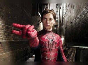 Tobey Maguire trong trang phục Người Nhện, tượng trưng cho danh tiếng của nam diễn viên trong bối cảnh tin đồn hẹn hò.
