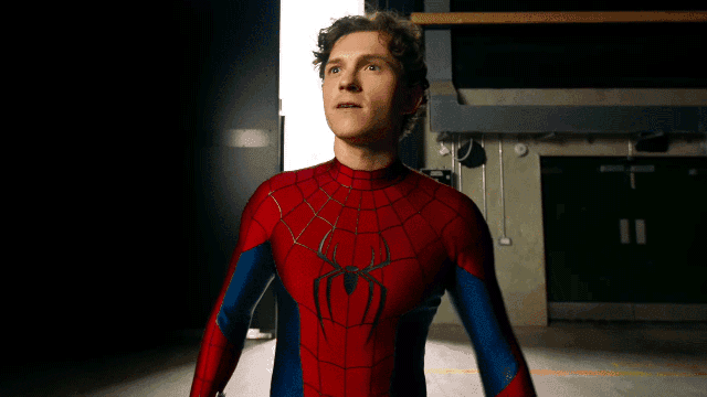 Tom Holland trong bộ trang phục Người Nhện mới, hé lộ sự đổi mới của nhân vật.