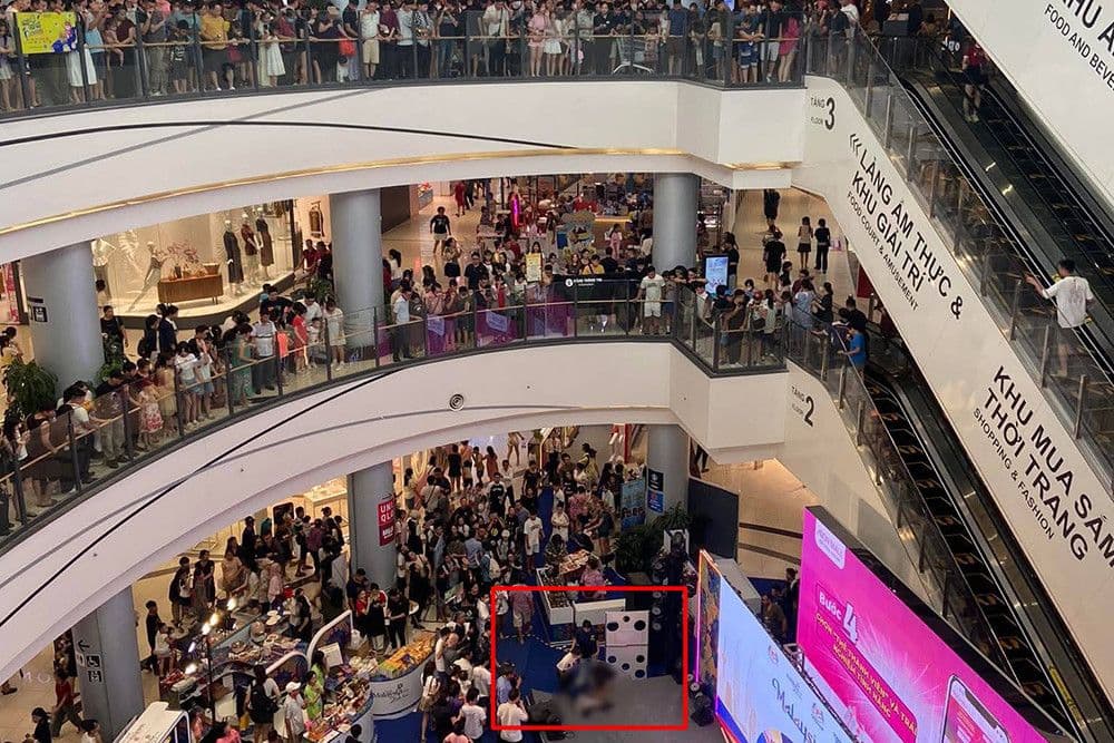 Toàn cảnh bên trong trung tâm thương mại Aeon Mall Long Biên với nhiều tầng, thang cuốn và đông đảo khách hàng, cho thấy không gian mua sắm và giải trí sôi động.