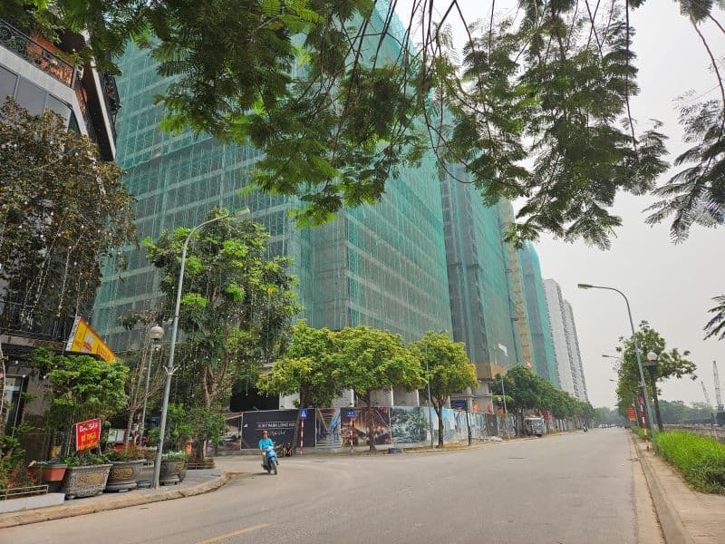 Toàn cảnh các tòa chung cư đang xây dựng tại Hà Nội, phản ánh sự phát triển và biến động của thị trường bất động sản.