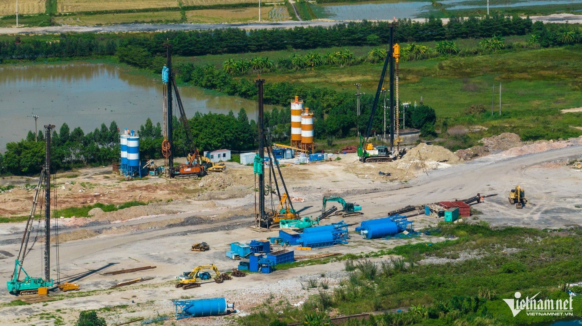 Toàn cảnh công trường xây dựng sân bay Gia Bình trên nền đất nông thôn rộng lớn, khởi đầu cho kiến trúc bầu trời độc đáo