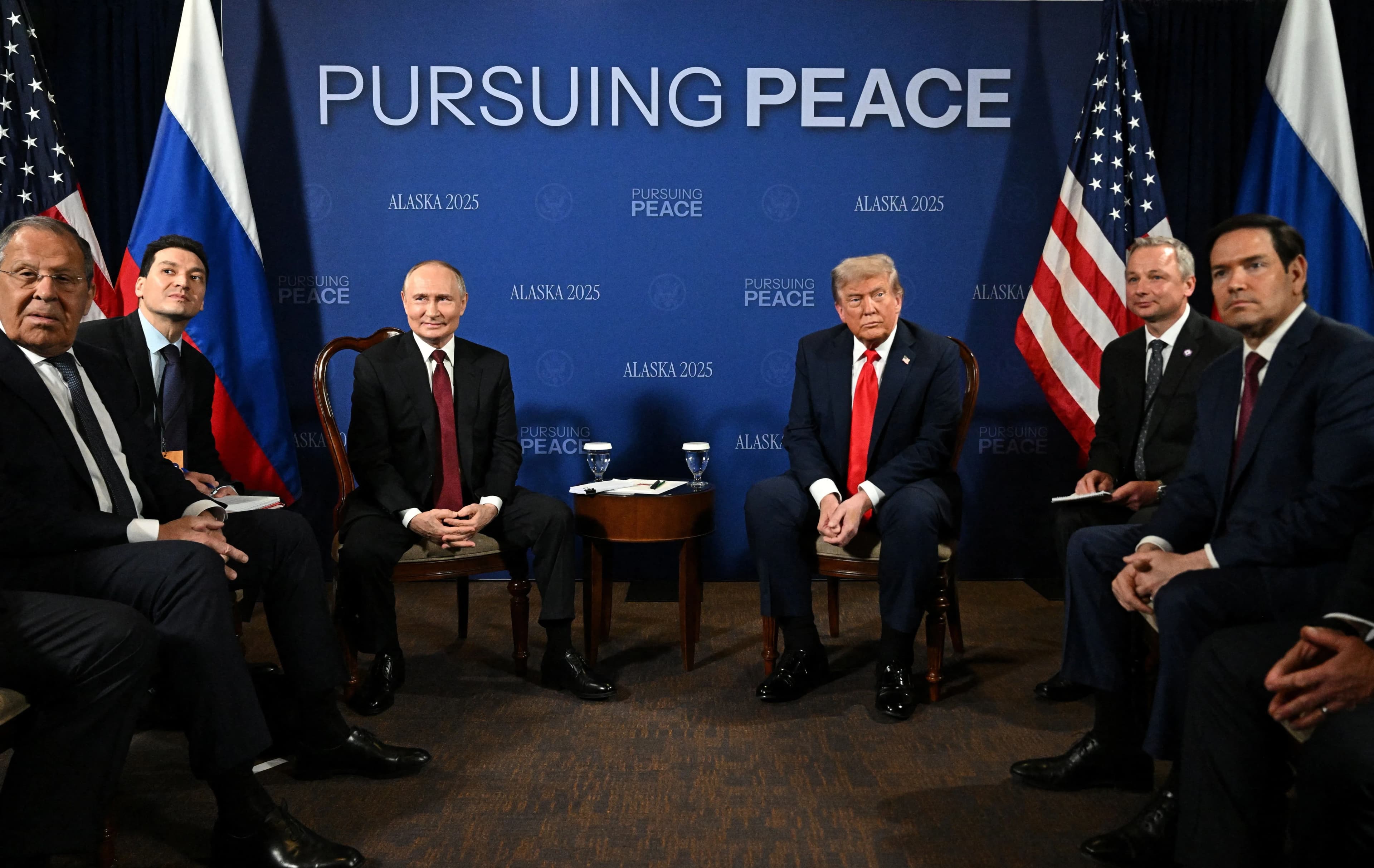 Toàn cảnh cuộc gặp thượng đỉnh lịch sử giữa Tổng thống Trump và Tổng thống Putin cùng các phái đoàn tại Alaska.