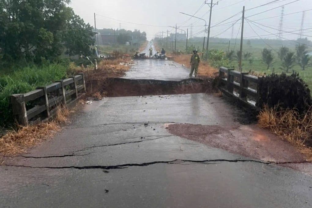 Toàn cảnh cây cầu dân sinh số 1 ở phường Chơn Thành, Đồng Nai bị sập, gây chia cắt giao thông.