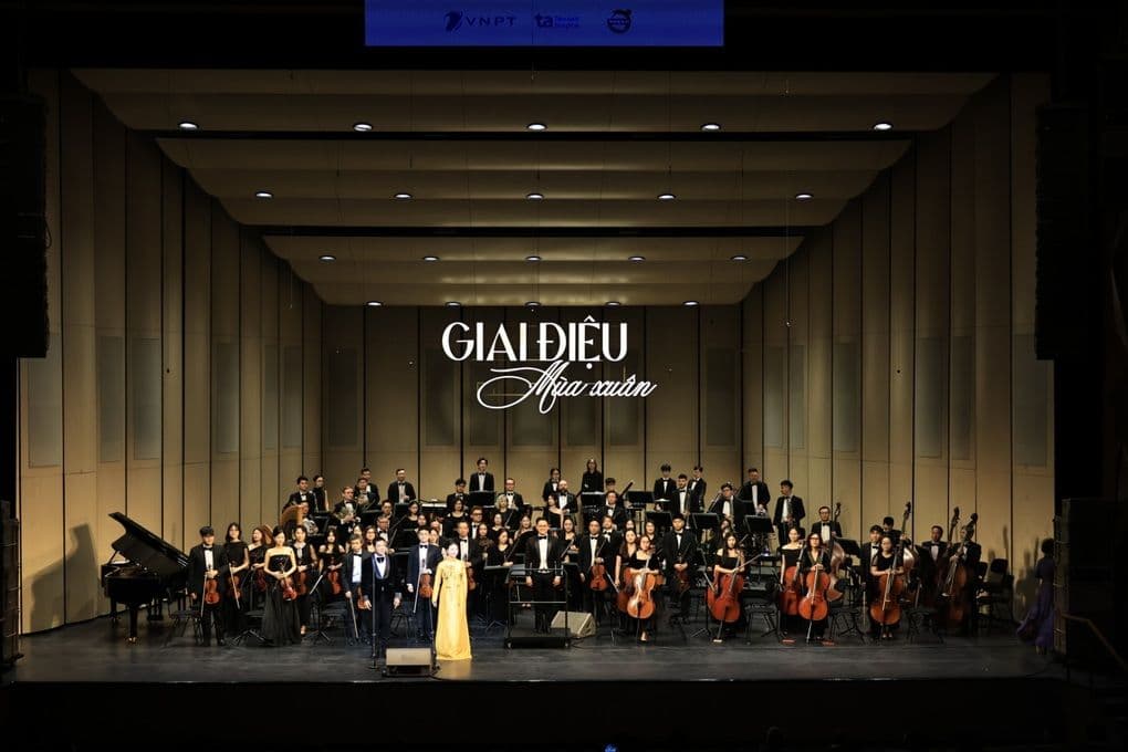 Toàn cảnh dàn nhạc giao hưởng biểu diễn tại Nhà hát Hồ Gươm trong chương trình Giai điệu mùa xuân