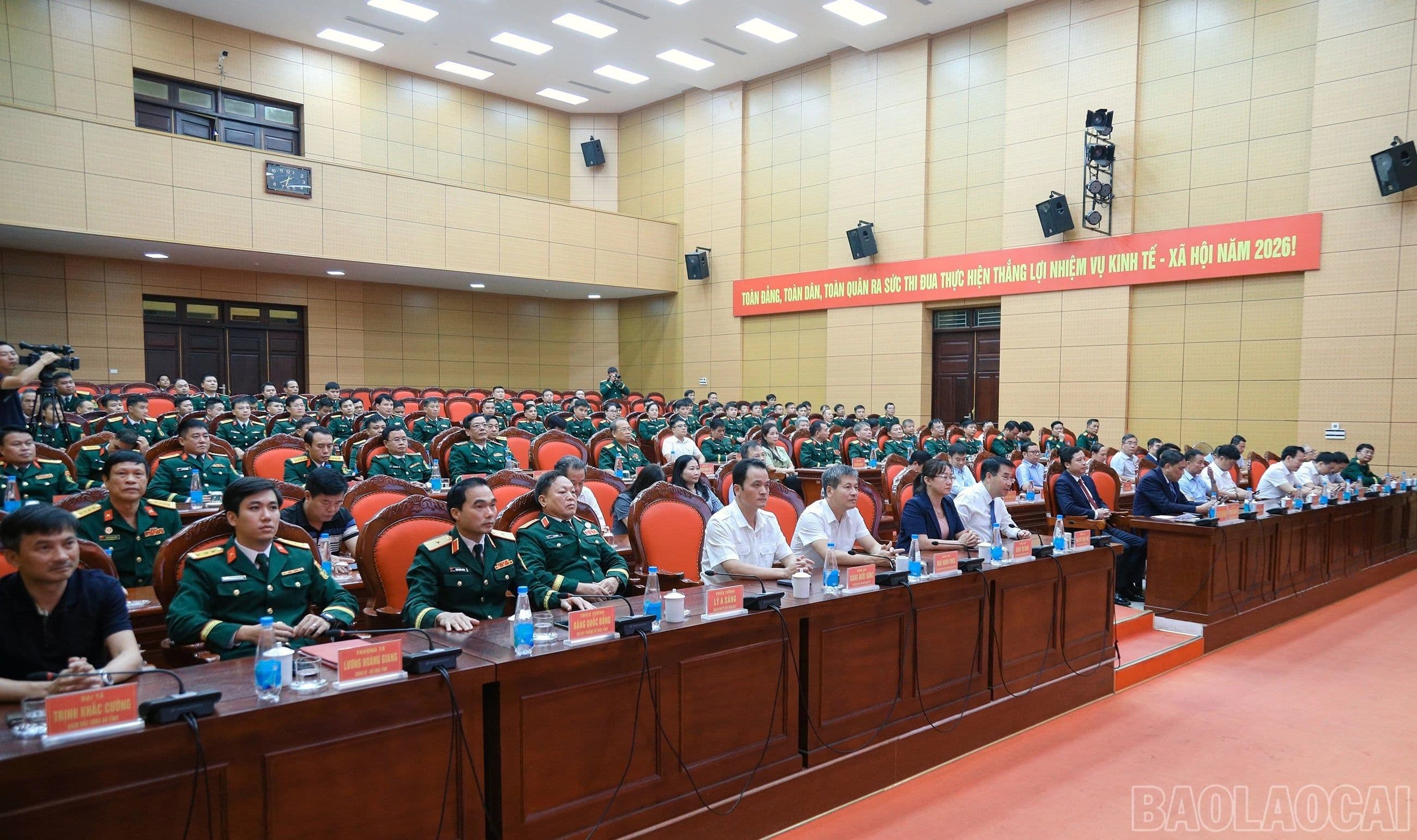 Toàn cảnh hội nghị quân sự tỉnh Lào Cai với sự tham gia của nhiều cán bộ, chiến sĩ.