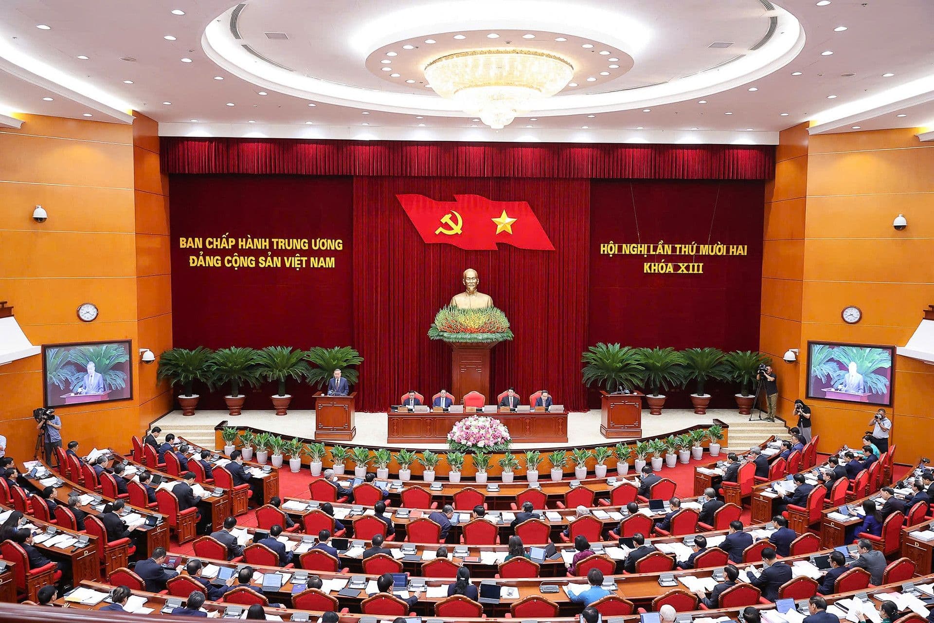 Toàn cảnh hội nghị Trung ương Đảng, thể hiện tác động sâu rộng đến hiệu lực và hiệu quả hệ thống chính trị