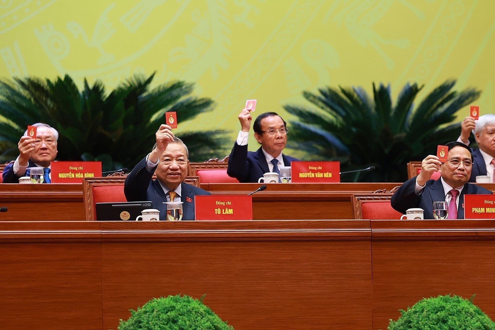 Toàn cảnh hội trường Đại hội XIV của Đảng Cộng sản Việt Nam với các đại biểu và biểu ngữ lớn.