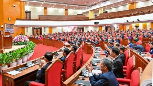Toàn cảnh hội trường với các đại biểu thảo luận về định hướng phát triển kinh tế - xã hội cho Thanh Hóa