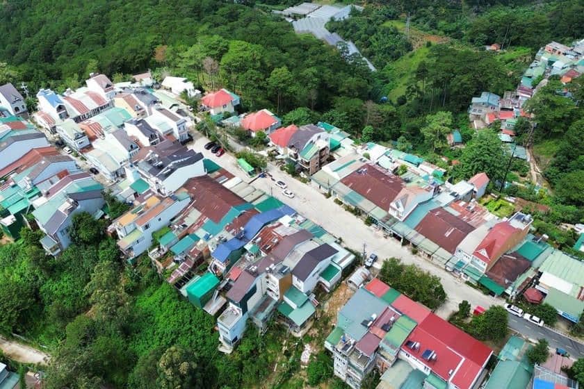 Toàn cảnh khu dân cư chồng lấn quy hoạch Dinh 1 tại Đà Lạt, minh họa vấn đề ranh giới đất đai phức tạp
