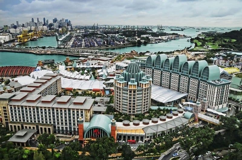 Toàn cảnh khu đô thị phức hợp hiện đại với các tòa nhà lớn, bến cảng và mặt nước, thể hiện sự phát triển sôi động của Hạ Long.
