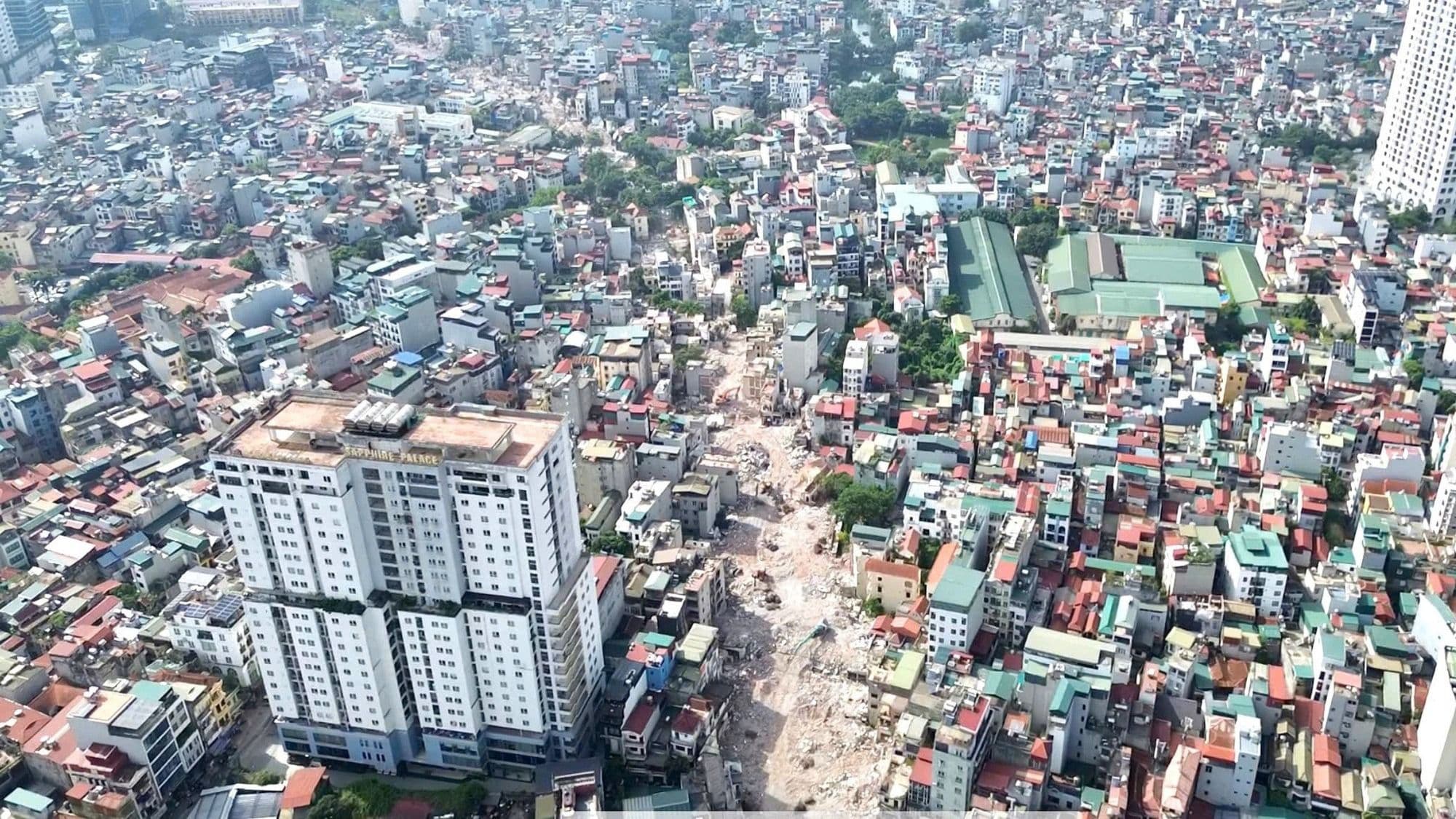 Toàn cảnh khu vực đô thị Hà Nội với những khoảng trống giải phóng mặt bằng xen kẽ các công trình xây dựng, thể hiện thực trạng 'xôi đỗ' trong quy hoạch.