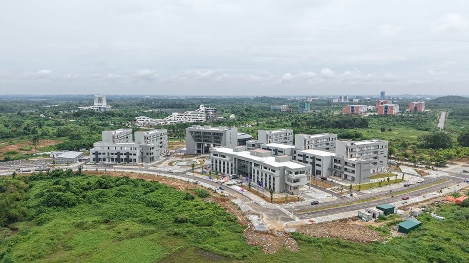 Toàn cảnh khuôn viên đại học hiện đại với nhiều tòa nhà và cây xanh