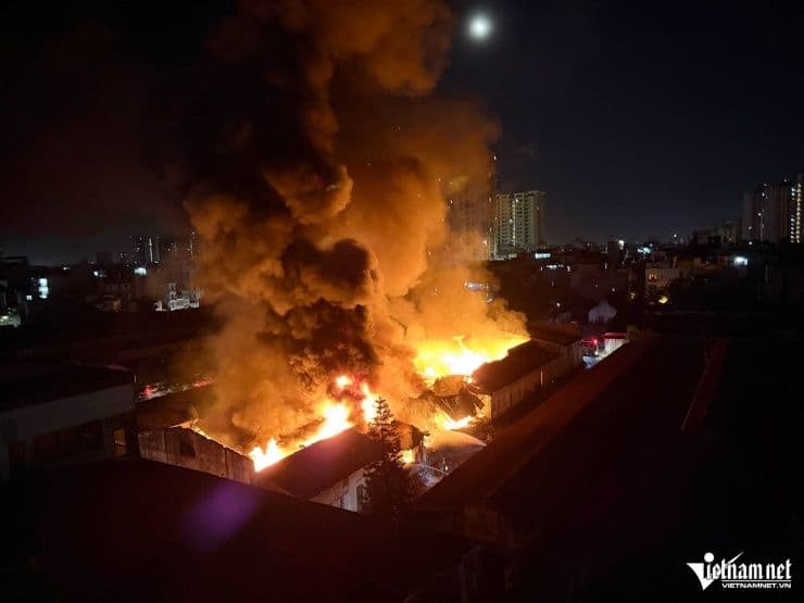 Toàn cảnh đám cháy kho xưởng bùng phát dữ dội giữa đêm khuya tại Trương Định, Hà Nội, khói lửa bao trùm cả khu vực.