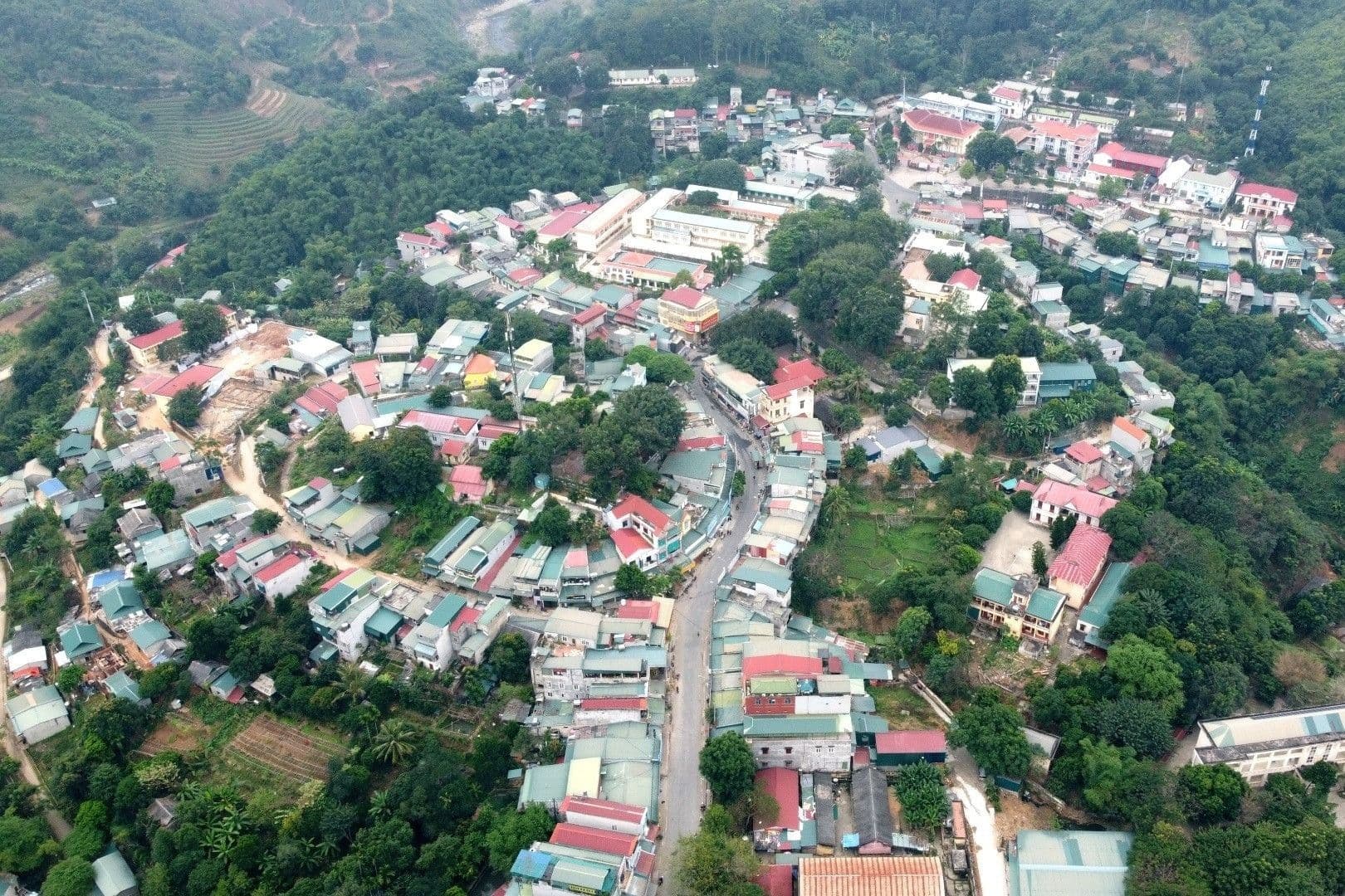 Toàn cảnh một cộng đồng dân cư ở vùng đồi núi, minh họa thực tế việc sắp xếp thôn, tổ dân phố