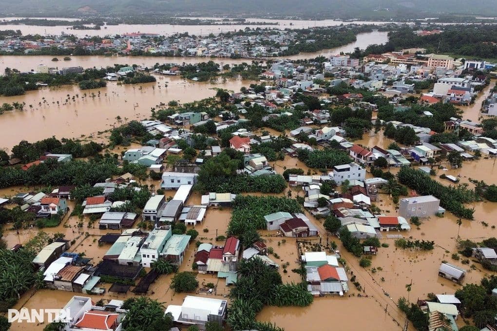 Toàn cảnh một khu dân cư ở miền Trung Việt Nam bị ngập lụt nghiêm trọng do mưa lớn kéo dài.