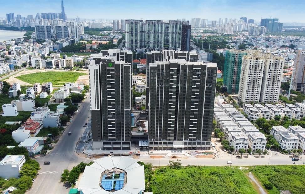 Toàn cảnh một khu đô thị đang phát triển với nhiều tòa nhà cao tầng, thể hiện quy trình 'sản xuất nhà' quy mô lớn của Novaland.