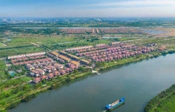 Toàn cảnh một khu đô thị được quy hoạch ven sông, thể hiện tầm nhìn về một đô thị đáng sống, kết nối bền vững tại Hoàng Mai năm 2030.