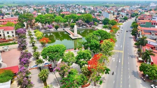 Toàn cảnh một khu đô thị với hồ nước và đường xá, minh họa bối cảnh đô thị đối mặt với thách thức mưa lớn.