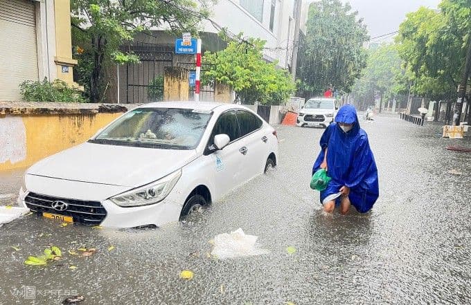 Toàn cảnh một khu vực đô thị Hà Nội bị ngập lụt, nhấn mạnh thách thức hạ tầng và nhu cầu giải pháp bền vững.