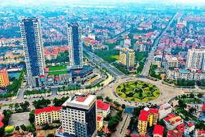 Toàn cảnh một thành phố hiện đại với các tòa nhà cao tầng và giao thông, thể hiện tầm nhìn phát triển đô thị và kinh tế từ dự án đường sắt cao tốc.