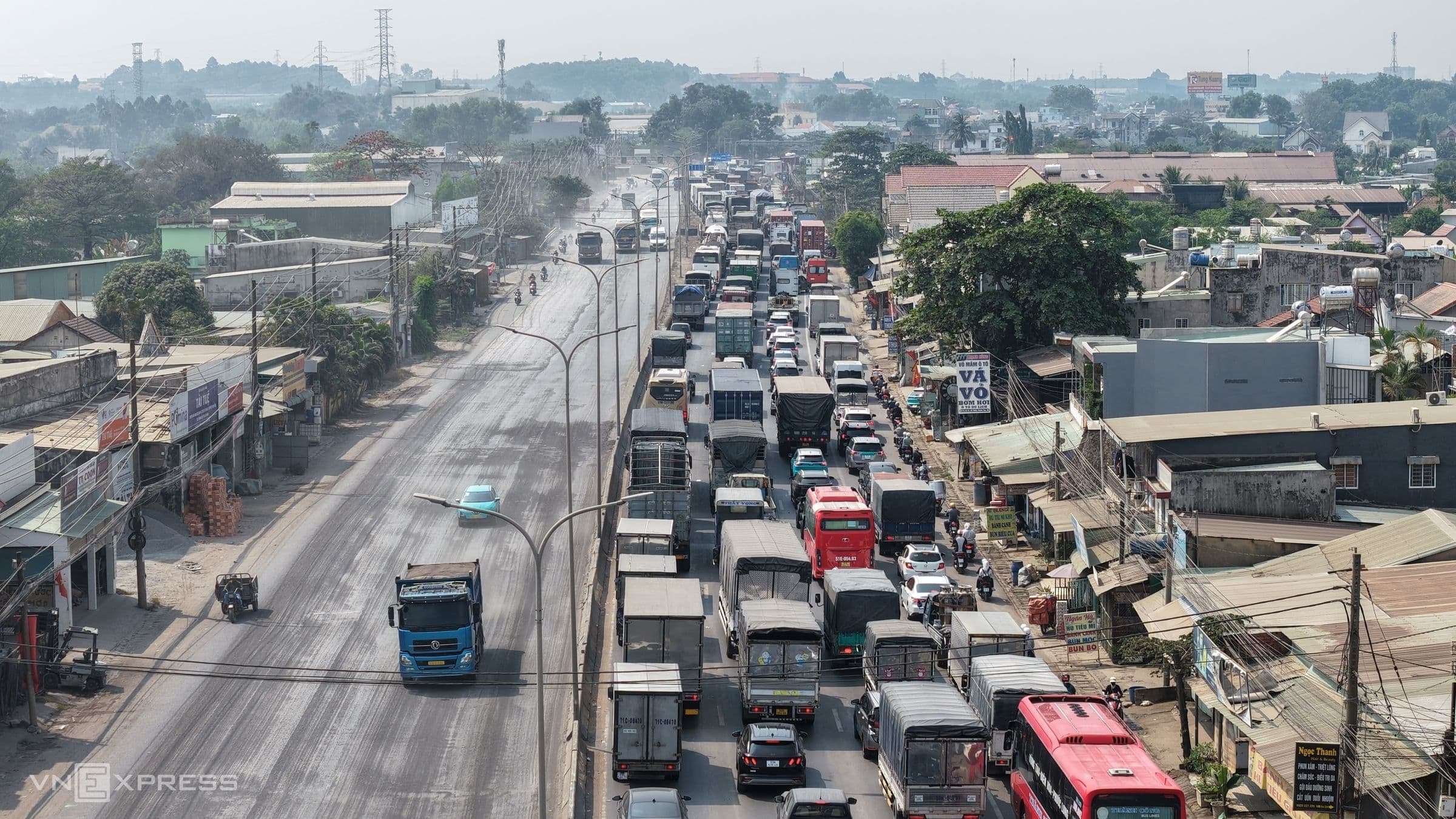 Toàn cảnh ùn tắc giao thông trên Quốc lộ 51, phản ánh nhịp đập kinh tế và thách thức phát triển của Việt Nam.