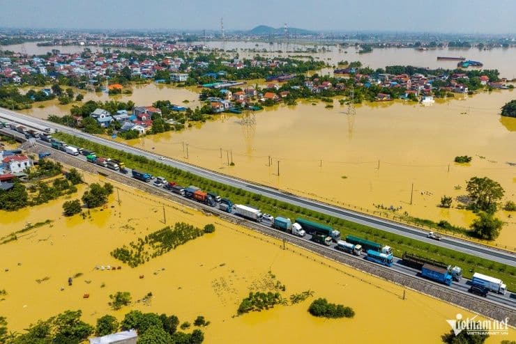 Toàn cảnh đường cao tốc và khu dân cư ngập lụt nghiêm trọng ở Thái Nguyên sau bão.