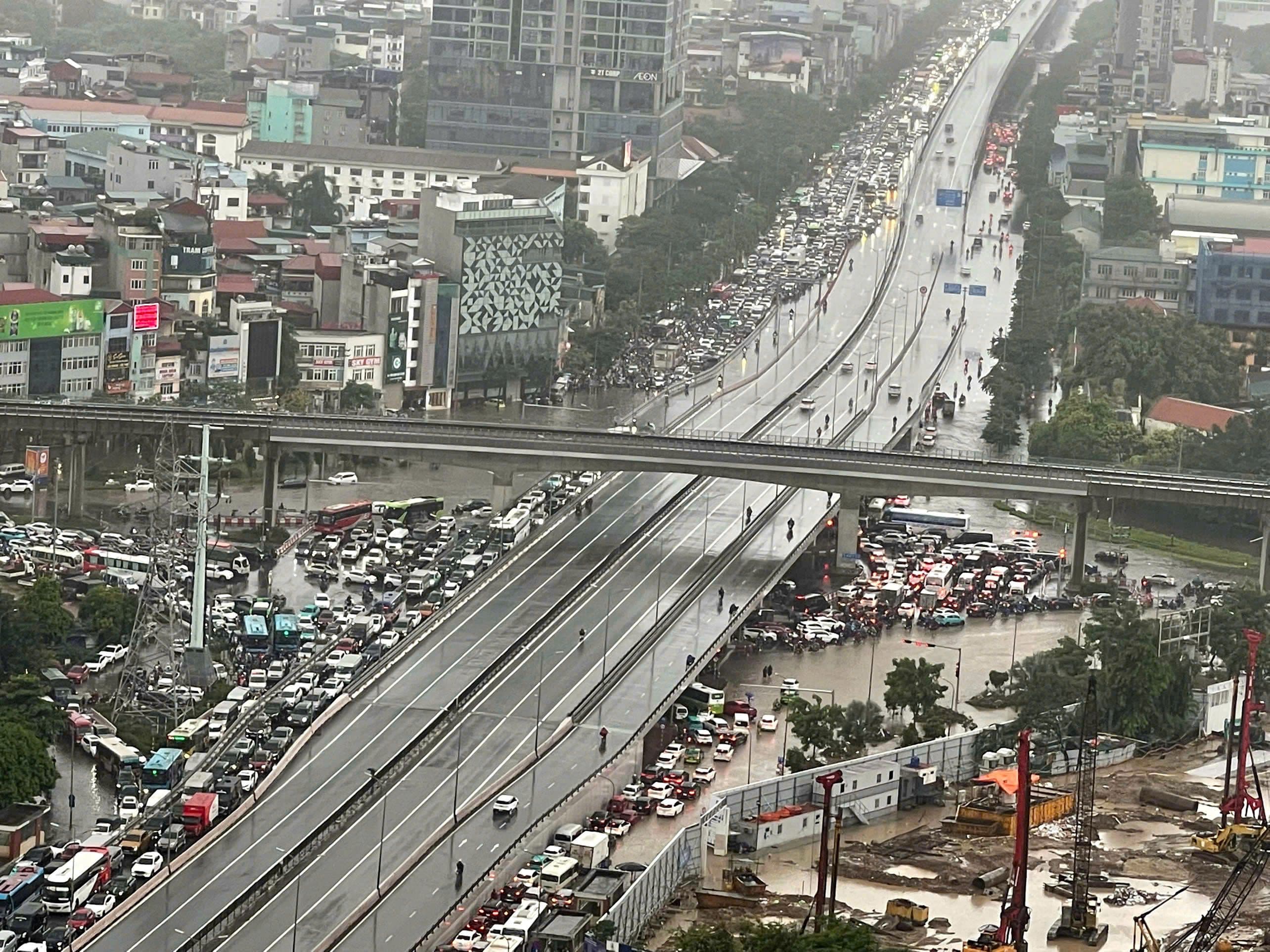 Toàn cảnh đường cao tốc và nút giao thông ở Hà Nội chìm trong biển nước, giao thông ùn tắc nghiêm trọng do mưa lớn.