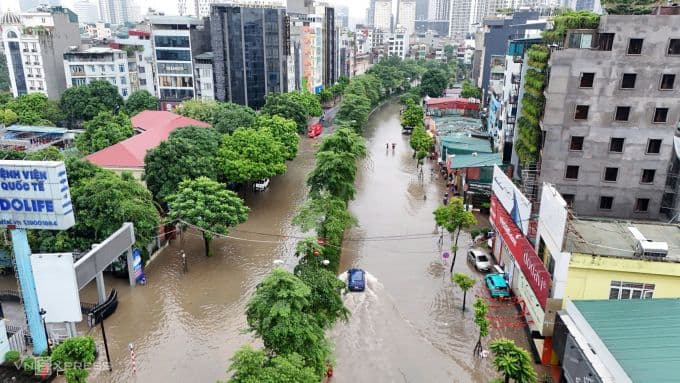 Toàn cảnh đường Nguyễn Hoàng, Cầu Giấy ngập sâu trong nước mưa lịch sử ở Hà Nội.