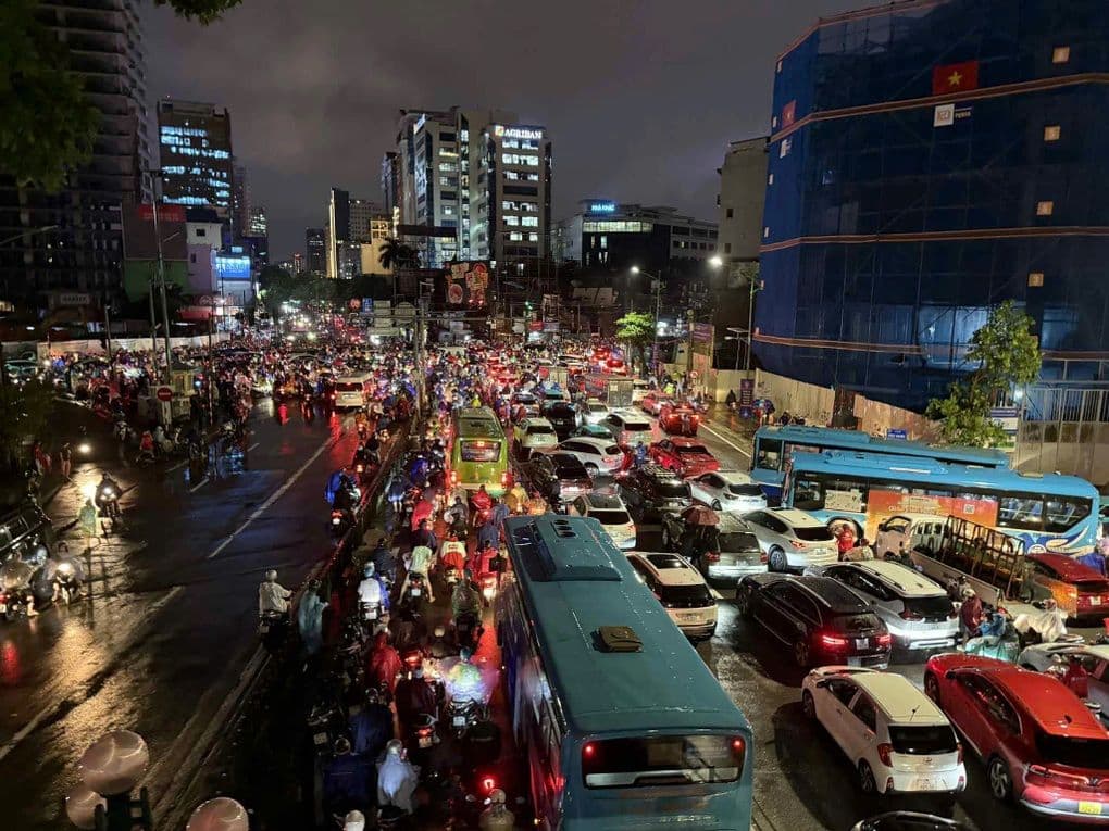 Toàn cảnh đường phố Hà Nội ngập sâu trong biển nước và kẹt xe nghiêm trọng vào ban đêm.
