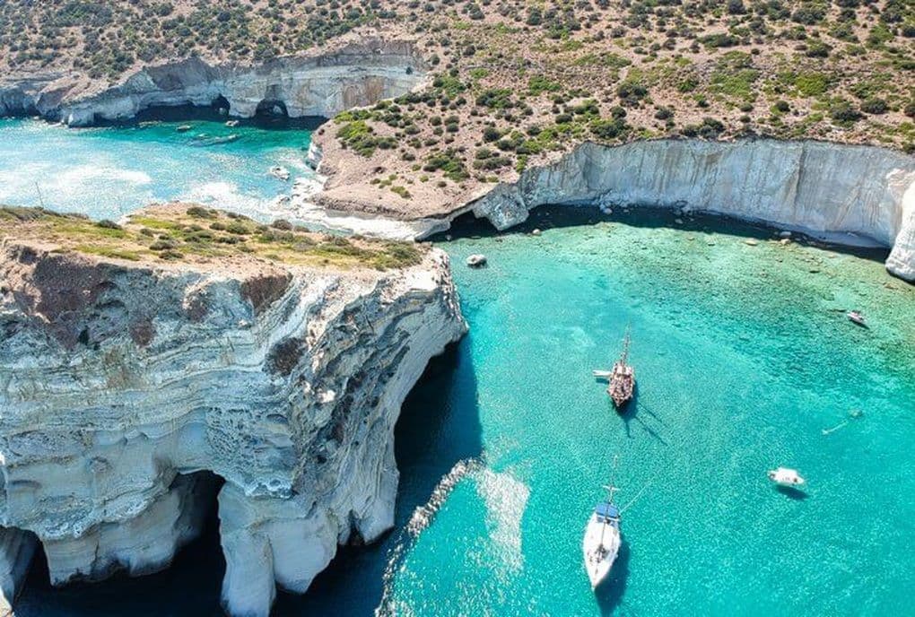 Toàn cảnh đảo Milos với những vách đá trắng và làn nước xanh ngọc.