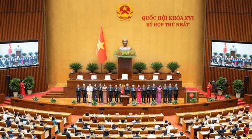 Toàn cảnh Quốc hội Việt Nam, tượng trưng cho các nỗ lực của chính phủ trong việc bình ổn giá xăng dầu và đảm bảo an sinh xã hội.