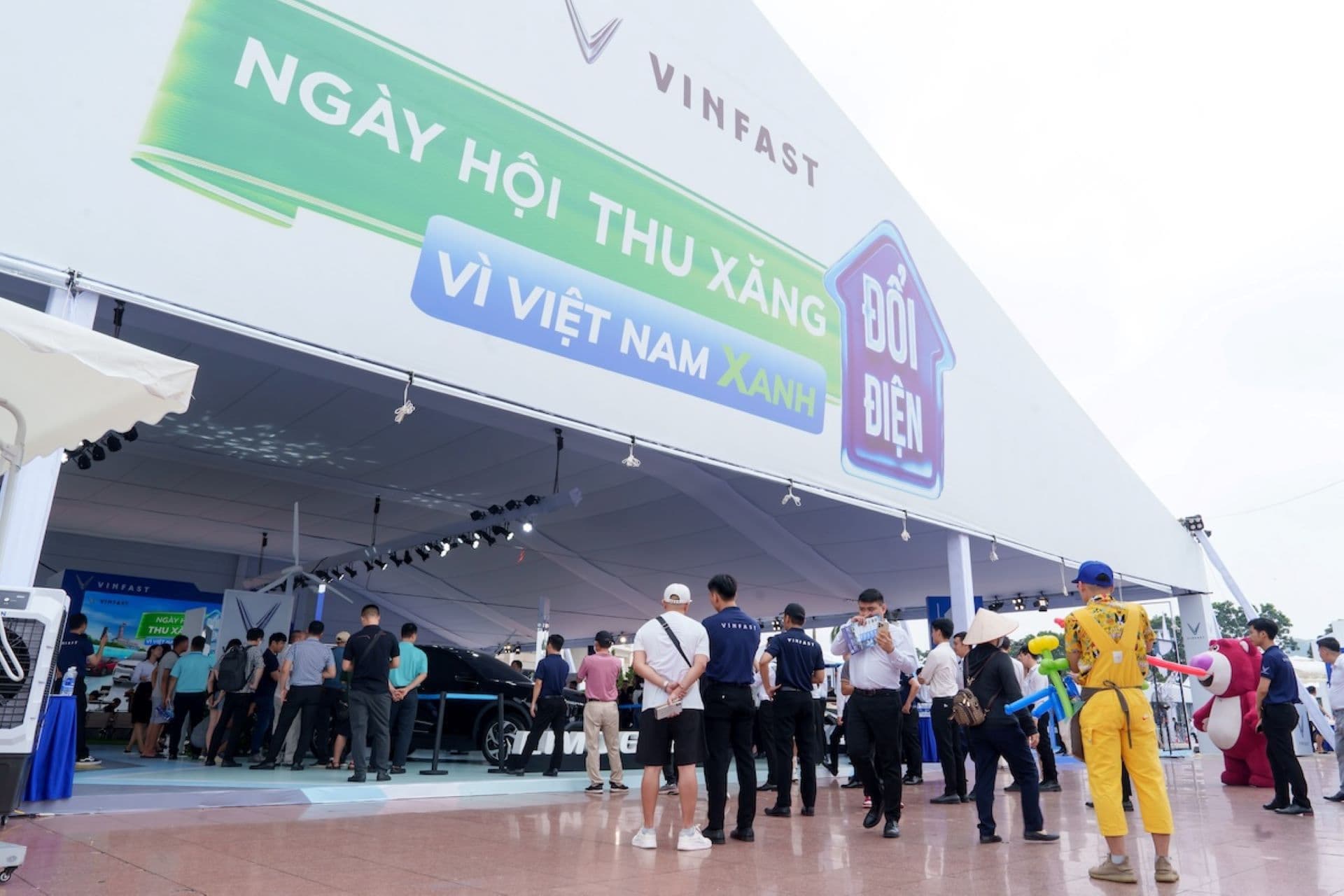 Toàn cảnh sự kiện 'Ngày hội Thu Xăng Đổi Điện' của VinFast tại sân vận động Mỹ Đình, với đông đảo người tham dự và banner lớn.