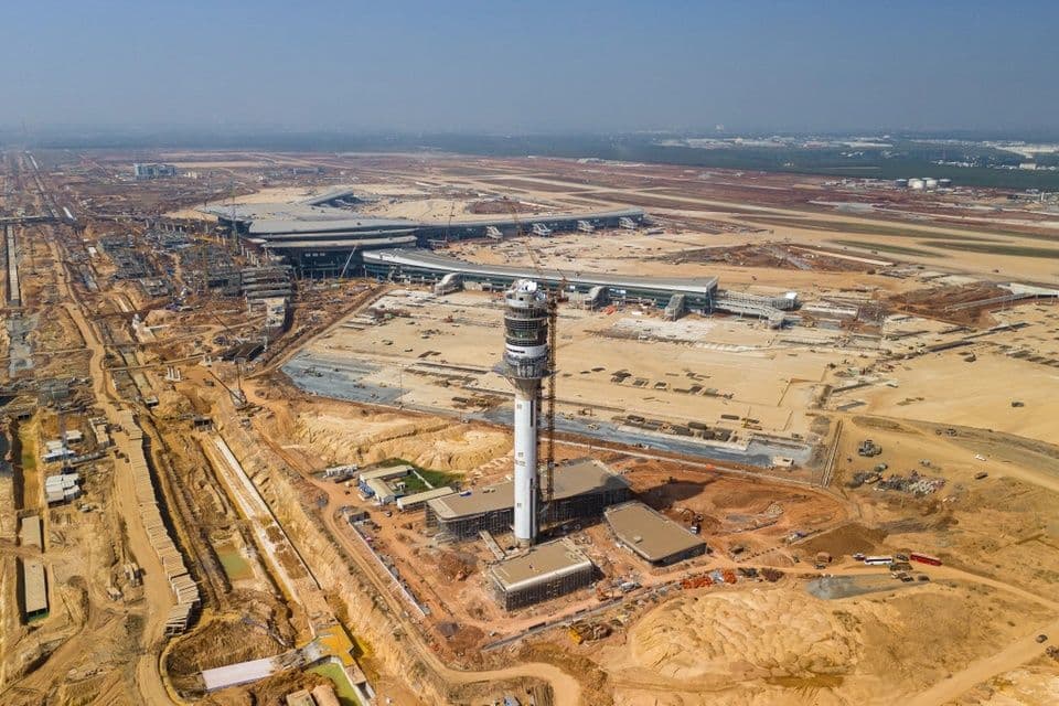 Toàn cảnh sân bay quốc tế Long Thành đang xây dựng với tháp điều khiển và nhà ga hành khách hiện đại.